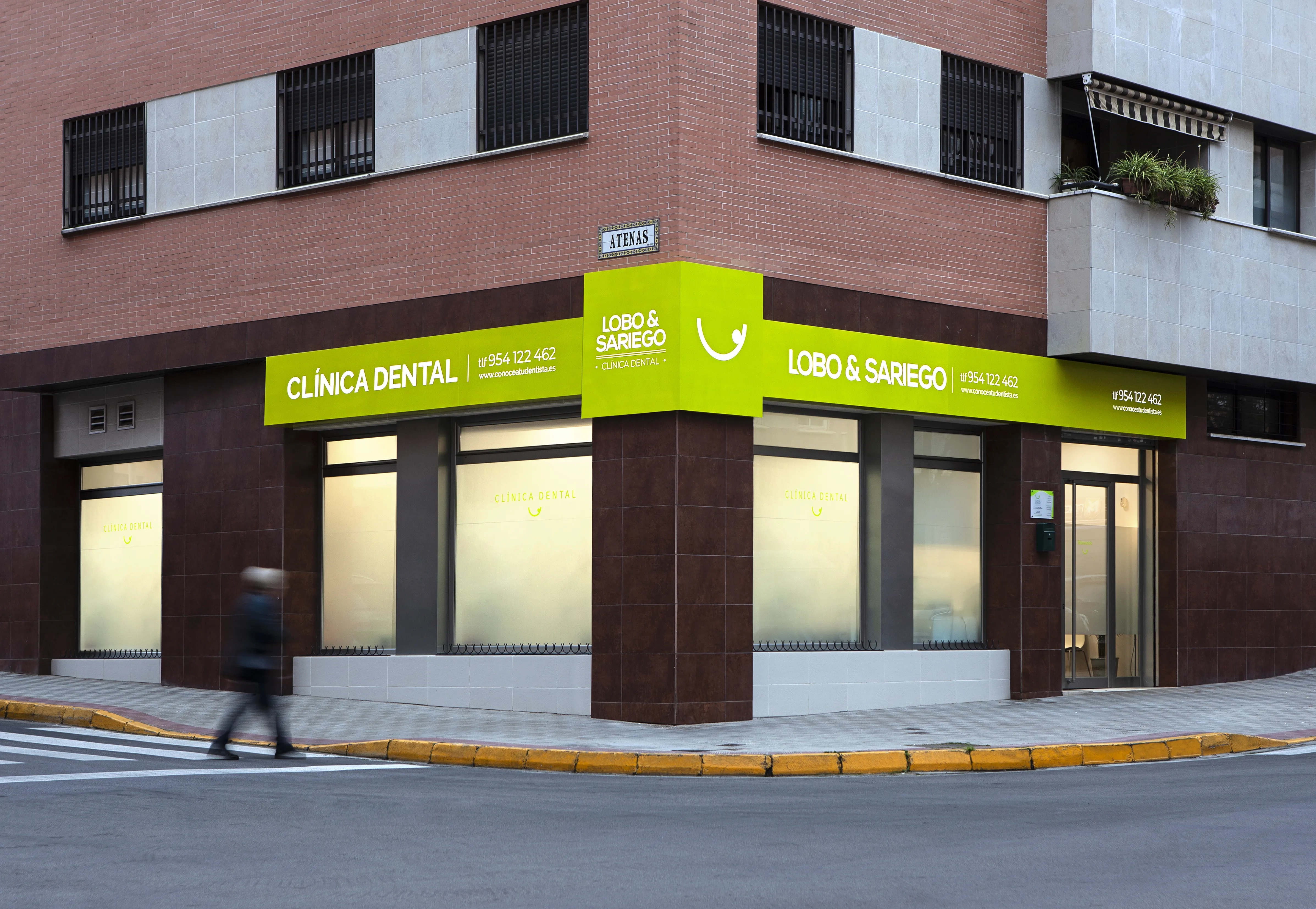 Fachada de la clínica dental Lobo & Sariego