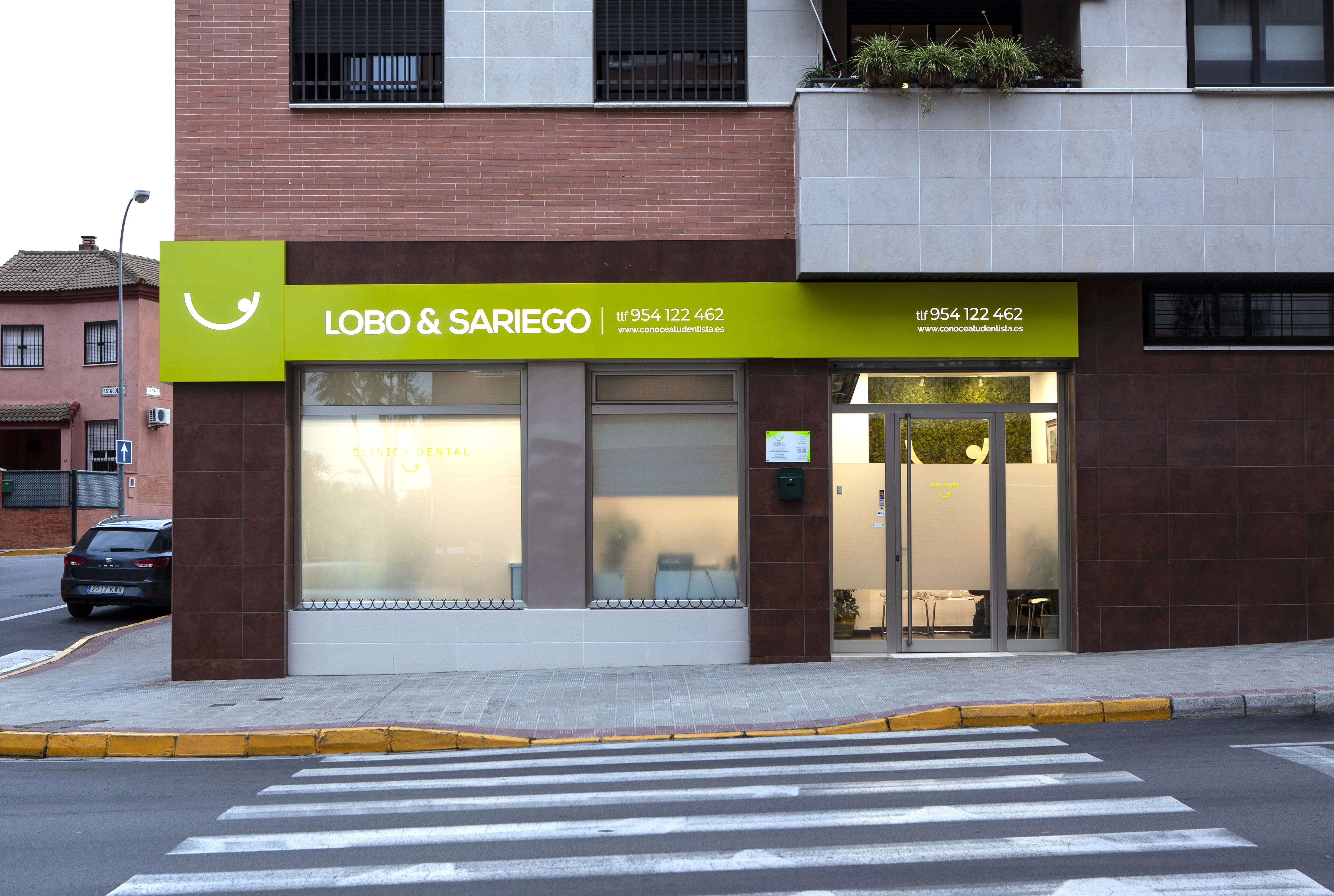 Entrada a la clínica dental Lobo & Sariego