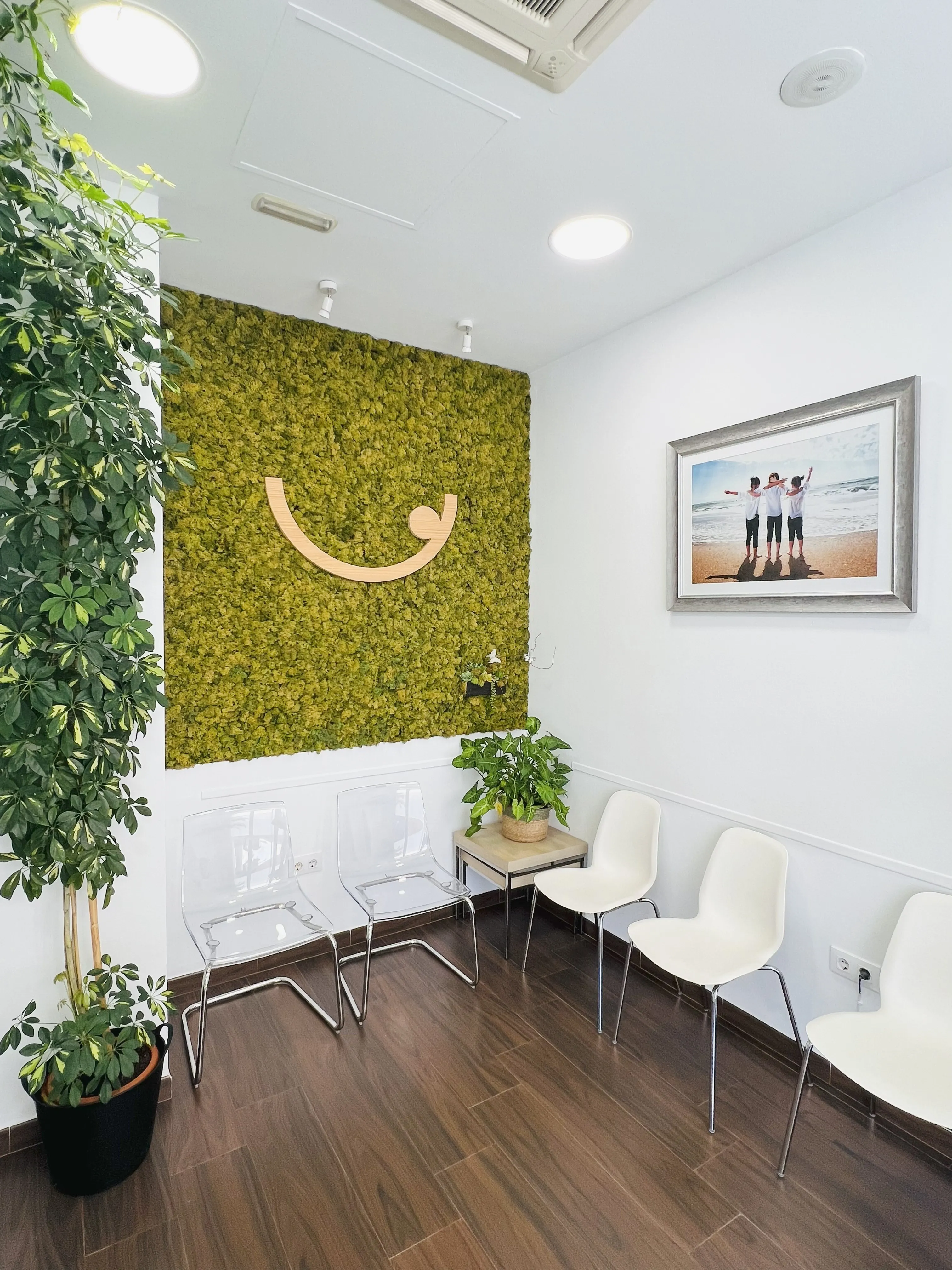 Sala de espera de la clínica dental Lobo & Sariego