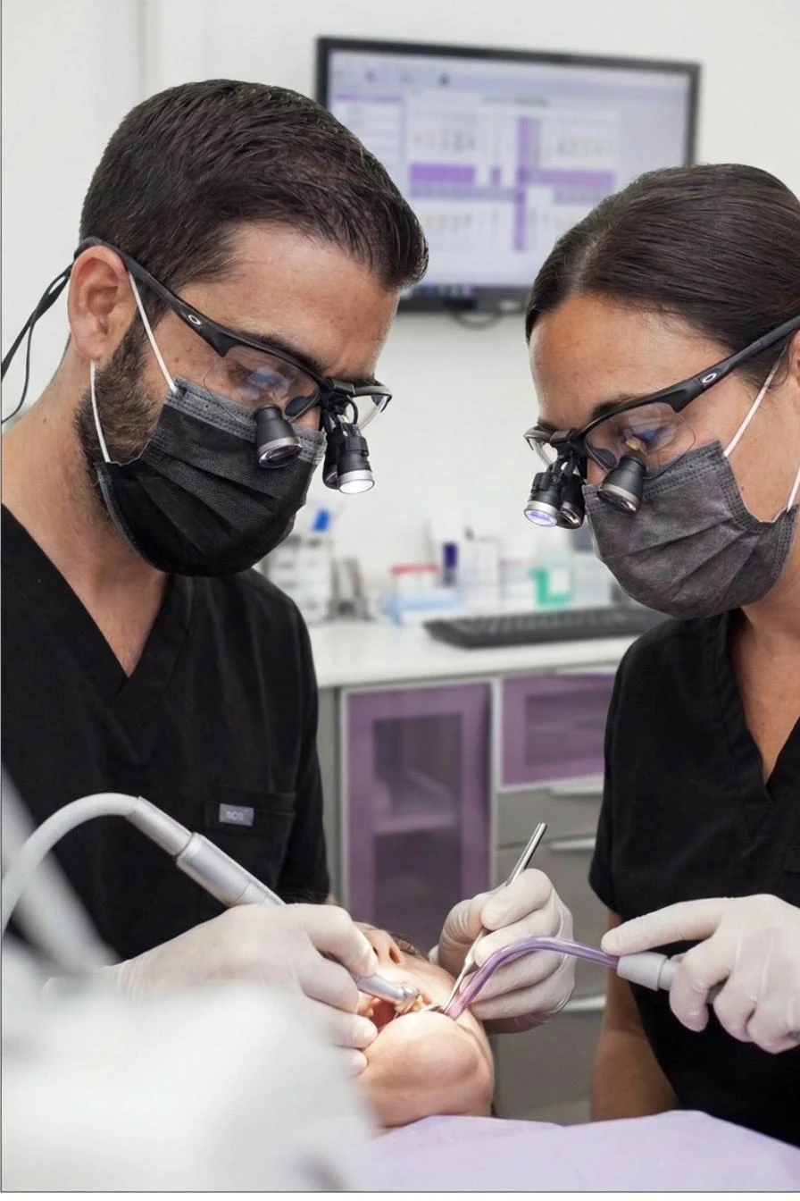 Dr. Daniel Lobo y Dra. Luisa Sariego trabajando en clínica