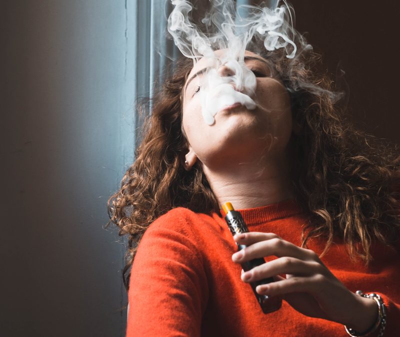 El vapeo no es cool, o cómo los cigarrillos electrónicos afectan a nuestra salud bucodental